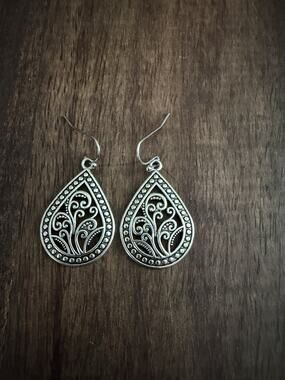 Silver Tone Metal Teardrop Pierced Earrings Vintage